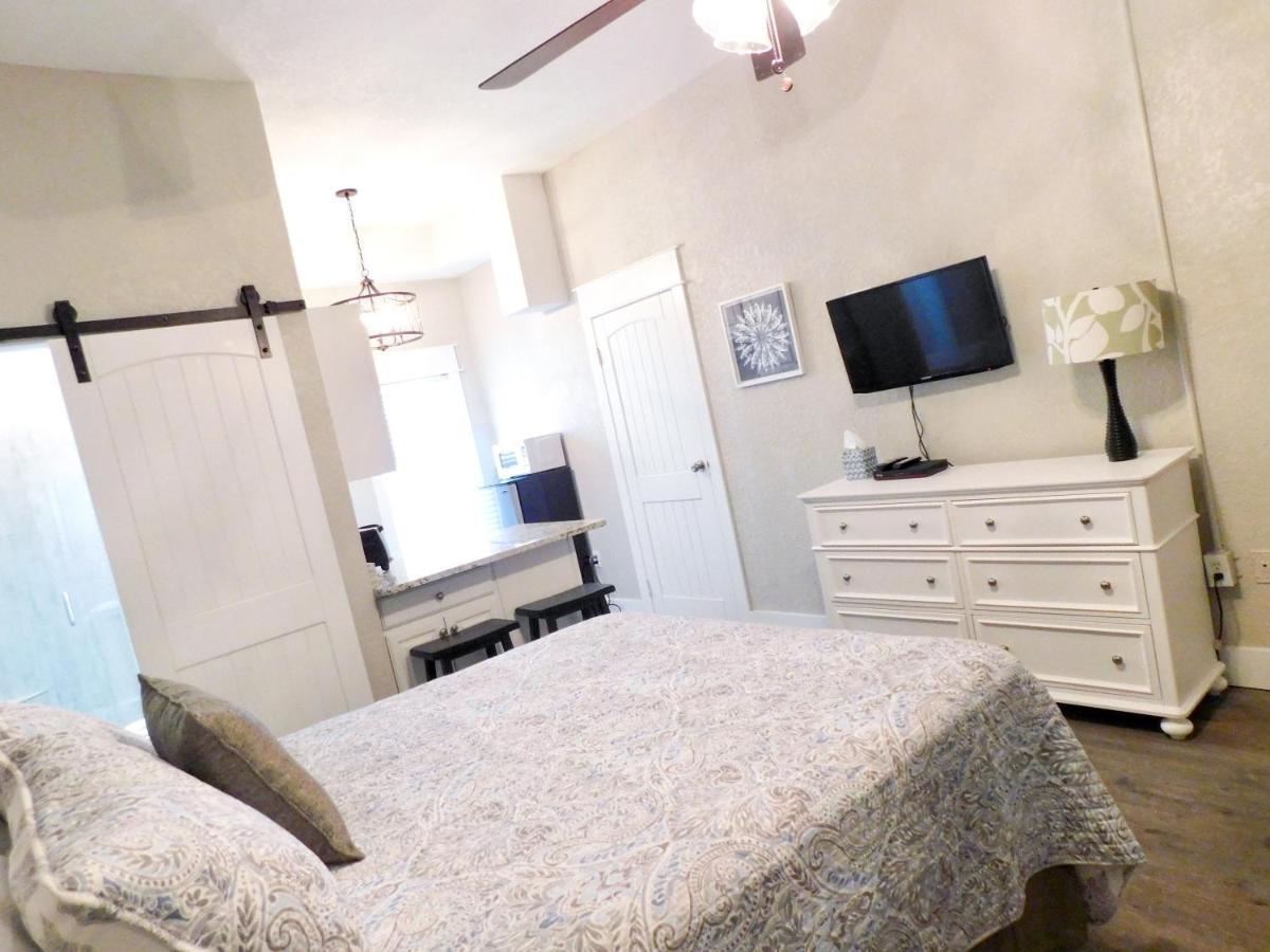 Budget Friendly Condo Within Walking Distance To The Beach! غولف شورز المظهر الخارجي الصورة