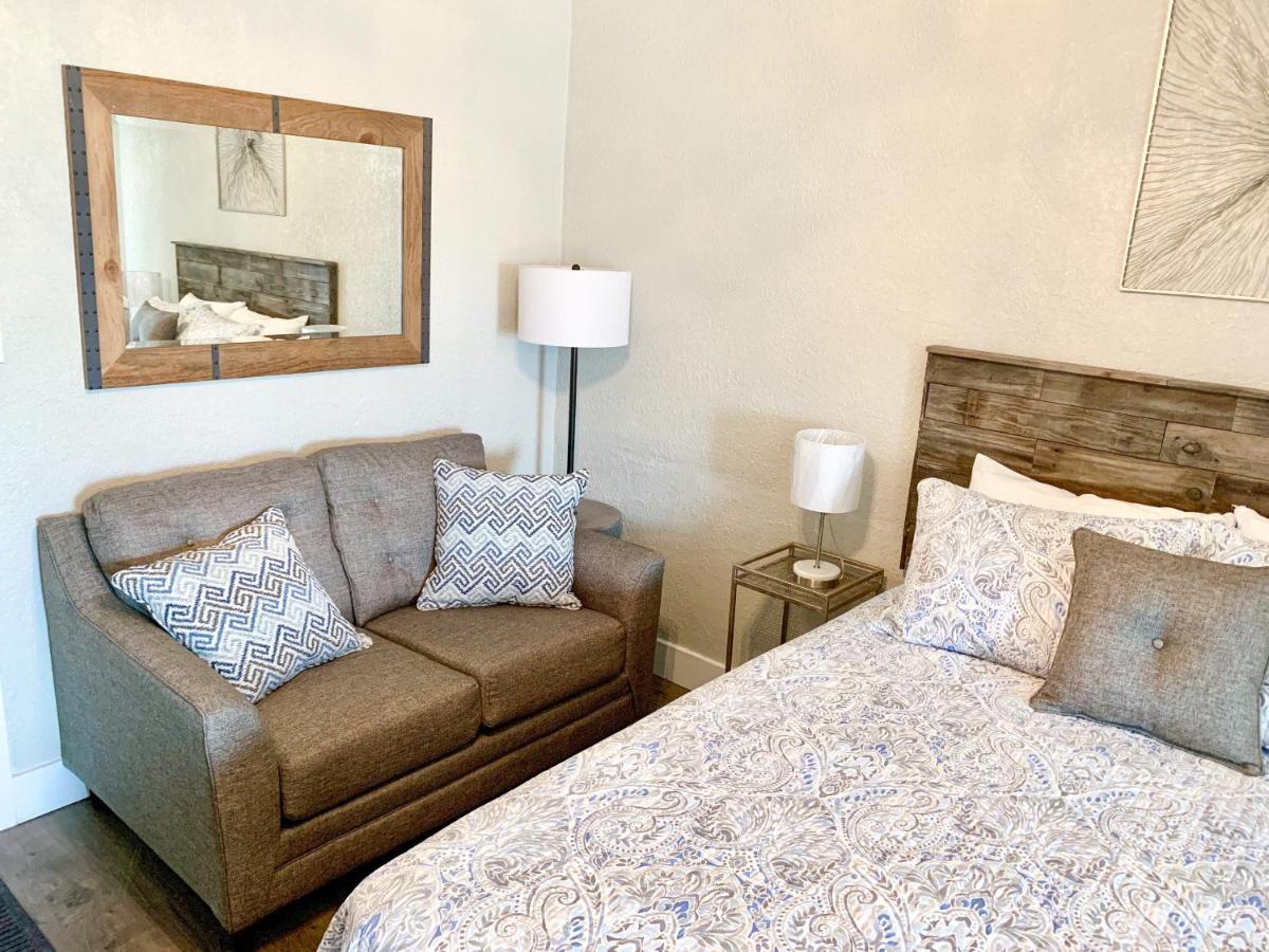 Budget Friendly Condo Within Walking Distance To The Beach! غولف شورز المظهر الخارجي الصورة